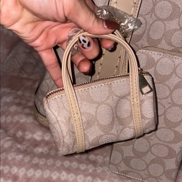 Elegant Beige Tote Bag - Picture 8 of 16